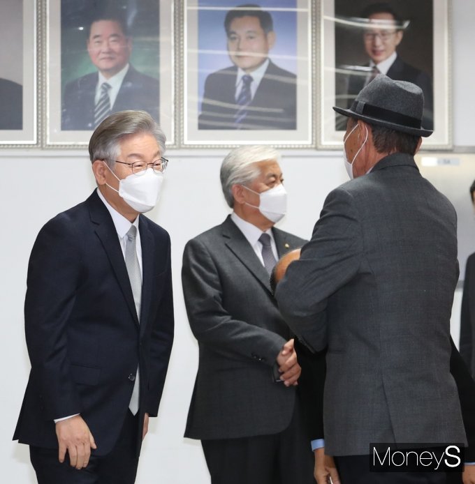 [머니S포토] 이건희·이명박 액자 앞에선 잠룡 이재명
