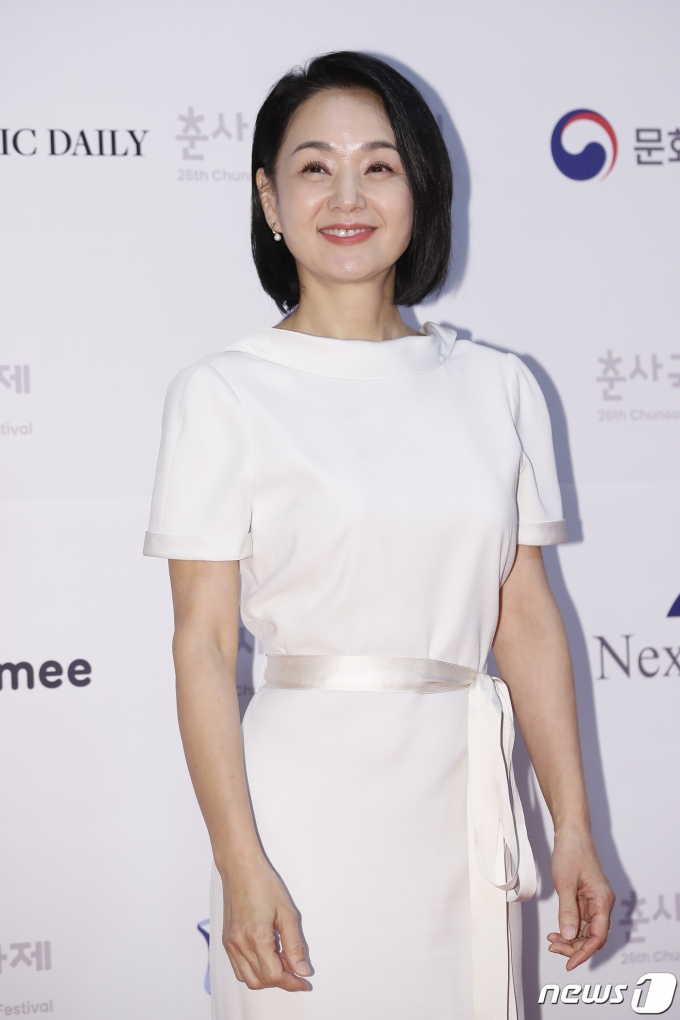 배우 배종옥이 19일 오후 서울 강남구 CGV 청담씨네시티에서 열린 ‘제26회 춘사국제영화제’ 레드카펫 행사에 참석해 포즈를 취하고 있다. 2021.11.19./뉴스1 © News1 권현진 기자