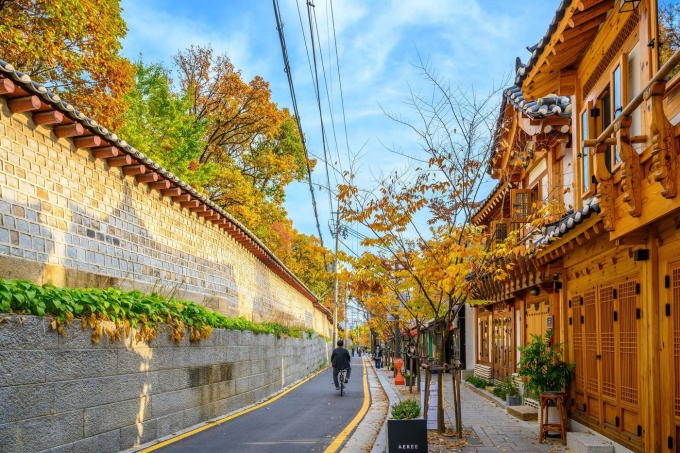 종묘의 돌담장과 한옥의 조화가 돋보이는 서순라길