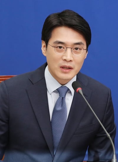 이재명 더불어민주당 대선후보 수행실장 한준호 의원은 이 후보 부인 김혜경씨와 윤석열 국민의힘 대선후보 부인 김건희씨 출산 경험 유무를 비교한 글을 올린 데 대해 사과했다. /사진=뉴시스