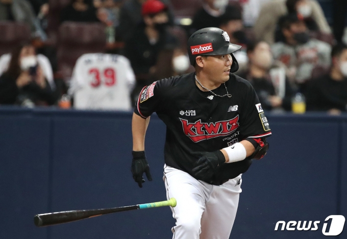 18일 오후 서울 구로구 고척스카이돔에서 열린 '2021 신한은행 쏠 KBO 한국시리즈’ 4차전 kt 위즈와 두산 베어스의 경기 1회초 2사 3루 상황 kt 장성우가 두산 곽빈을 상대로 1타점 적시타를 치고 있다. 2021.11.18/뉴스1 © News1 임세영 기자