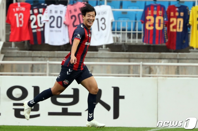21일 경기도 수원시 수원월드컵경기장에서 열린 프로축구 '하나원큐 K리그1 2021' 수원FC와 전북현대모터스FC의 경기에서 수원 정재용이 골을 넣고 기뻐하고 있다. 2021.11.21/뉴스1 © News1 김명섭 기자