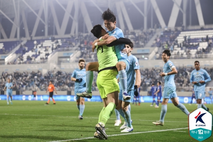 결승골을 넣은 대구FC의 조진우(가운데)(한국프로축구연맹 제공)© 뉴스1