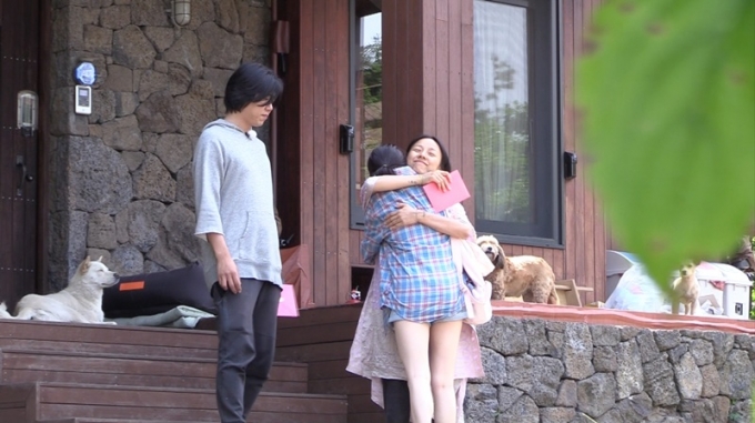 가수 이효리·이상순 부부가 제주 애월읍 소길리 집을 지난 8월 매각한 것으로 전해졌다. 사진은 '효리네민박' 한 장면. /사진=JTBC 제공