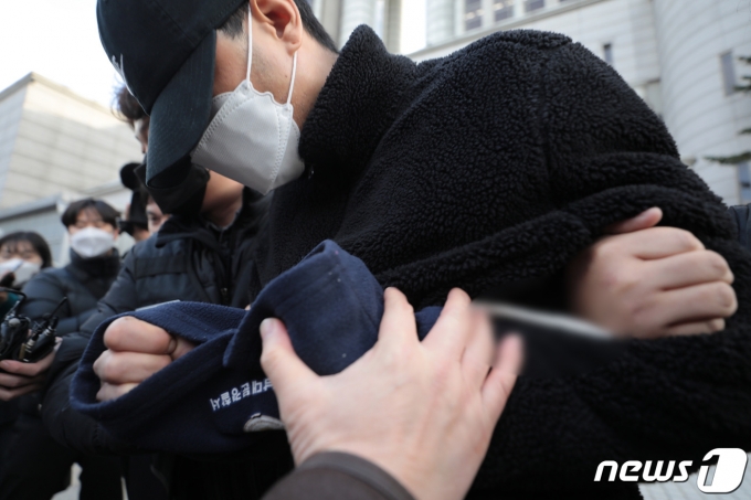 데이트 폭력과 스토킹 피해로 경찰의 신변 보호를 받던 전 여자친구를 살해한 혐의를 받는 김모씨(35)가 22일 서울 서초구 서울중앙지법에서 영장실질심사를 마치고 이동하고 있다. 2021.11.22/뉴스1 © News1 이성철 기자