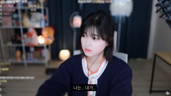 아프리카 TV BJ 문월이 지난 20일 울음을 터뜨리며 방송을 중단했다. 그는 루머에 반박하며 사실이 아니라고 했다. 사진은 문월이 방송에서 팬들과 소통하는 모습. /사진=문월 유튜브 캡처