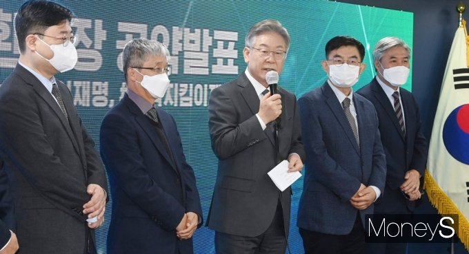 [머니S포토] 디지털 대전환 공약 질의 받는 잠룡 '이재명'