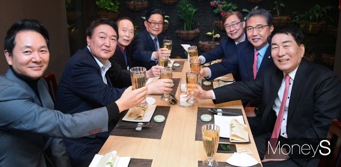 ▲ 장성민 세계와동북아평화포럼 이사장(왼쪽부터), 윤석열 후보, 장기표 신문명정책연구원장, 박찬주 전 육군대장, 최재형 전 감사원장, 박진 의원, 안상수 전 인천시장.