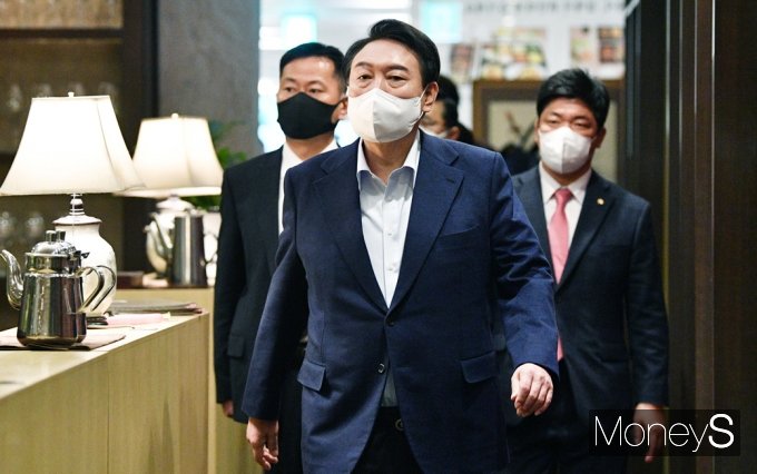 [머니S포토] 국민의힘 대선 경선 후보 오찬장 찾은 잠룡 윤석열