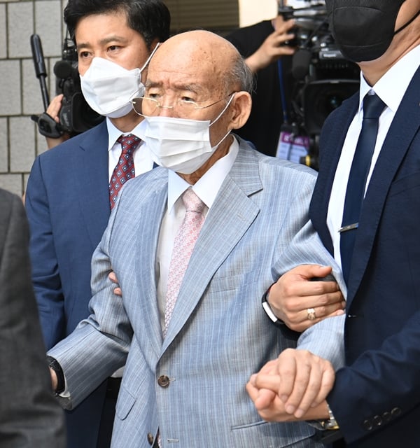 여권에서 전두환씨 사망에 대해 비판적인 반응이 쏟아지고 있다. 사진은 전두환씨가 지난 8월   광주법원을 나서는 모습. /사진=뉴시스