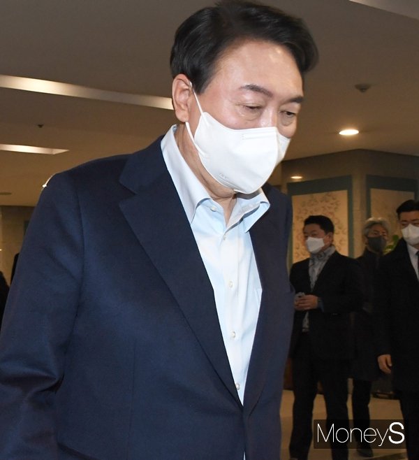 윤석열 국민의힘 대선 후보가 23일 전두환씨 조문을 가지 않겠다고 밝혔다. 사진은 이날 윤석열 후보가 국민의힘 대선 경선 후보들과의 오찬 회동에 가는 모습. /사진=임한별 기자