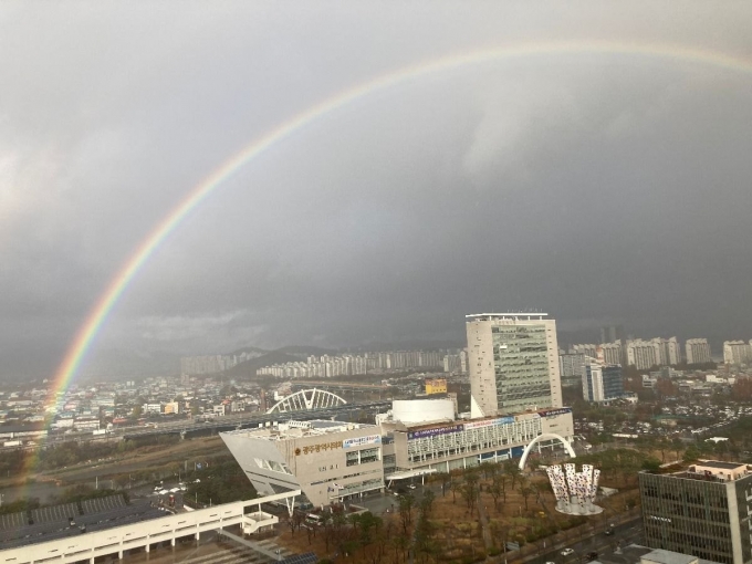 전두환씨가 사망한 날 광주 하늘에 무지개가 떠올랐다는 사진이 SNS에서 화제가 됐다. 사진은 전두환씨가 사망한 23일 광주광역시청 위에 떠오른 무지개. /사진=트위터 캡처