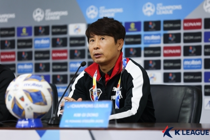 김기동 포항 스틸러스 감독이 24일(한국시각) 열린 알힐랄(사우디아라비아)과의 2021 아시아축구연맹(AFC) 챔피언스리그 결승전 패배 이후 인터뷰에 나섰다. /사진=뉴스1