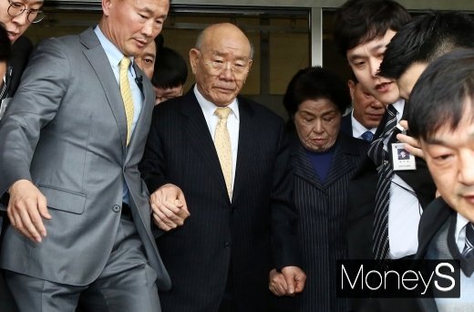 전두환씨가 사망한 지난 23일 5·18 유공자인 60대 남성이 극단적 선택을 했다. 사진은 고 조비오 신부 명예훼손 혐의로 재판을 받은 전씨가 이순자씨 손을 잡고 지난 2019년 3월11일 광주광역시 동구 법정동 광주지법 대법정에서 재판을 마친 뒤 청사를 나서는 모습. /사진=임한별 기자 