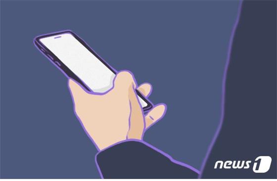 알뜰폰 가입자가 늘어나며 휴대폰 파손보험에 대한 관심도 다시 커지고 있다./그래픽=뉴스1 