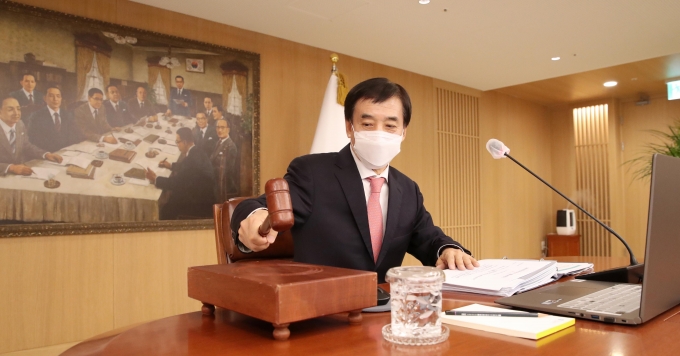 이주열 한국은행 총재가 25일 오전 서울 중구 한국은행에서 열린 금융통화위원회 본회의를 주재하며 의사봉을 두드리고 있다./사진=한국은행