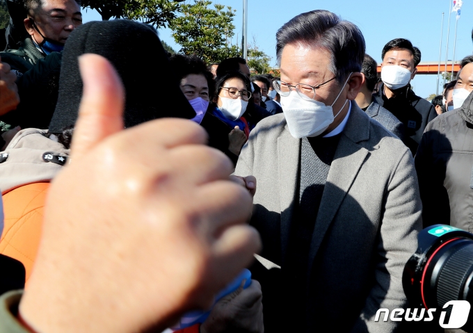 이재명 더불어민주당 대선 후보가 26일 오후 전남 신안군에 위치한 응급의료 전용헬기(닥터헬기) 계류장을 찾아 지지자들과 인사를 하고 있다.  2021.11.26/뉴스1 © News1 이동해 기자