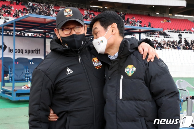 [사진] 얼싸안은 두 감독
