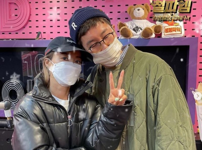황보가 김영철의 크리스마스 데이트 신청에 당황해해 웃음을 자아냈다. /사진='철파엠' 공식 인스타그램