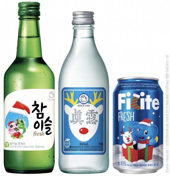 하이트진로가 연말을 맞아 소비자들의 다양한 입맛을 만족시키고 즐거움을 제공하기 위해 다양한 스페셜 제품들과 추천 와인을 선보인다. 참이슬, 진로, 필라이트 후레쉬 크리스마스 스페셜 에디션./사진제공=하이트진로