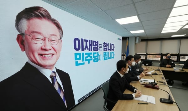 더불어민주당이 당원 간 분쟁 과열로 인해1일부터 당원게시판 운영을 잠정 중단한다. 사진은 지난달 26일 서울 여의도 중앙당사에서 열린 민주당 최고위원회의 모습. /사진=뉴스1 