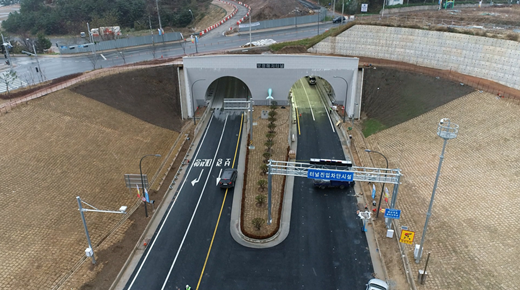 충남 보령시 대천항에서 태안군 오천면 원산도를 연결하는 약 6.9㎞ 구간 국내 최장의 '보령 해저터널'이 개통됐다. /사진제공=현대건설