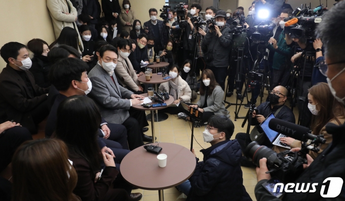 윤석열 국민의힘 대선 후보가 30일 오후 충북 청주시 첨단문화산업단지에서 청년문화예술인과 간담회를 하고 있다. 2021.11.30/뉴스1 © News1 김용빈 기자