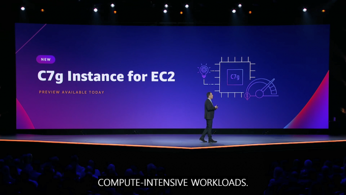 아담 셀립스키(Adam Selipsky) AWS CEO가 라스베이거스 현지에서 열린 'AWS re:Invent  2021'를 통해 신규 아마존 EC2 인스턴스를 발표 중인 모습. /사진제공=아마존웹서비스
