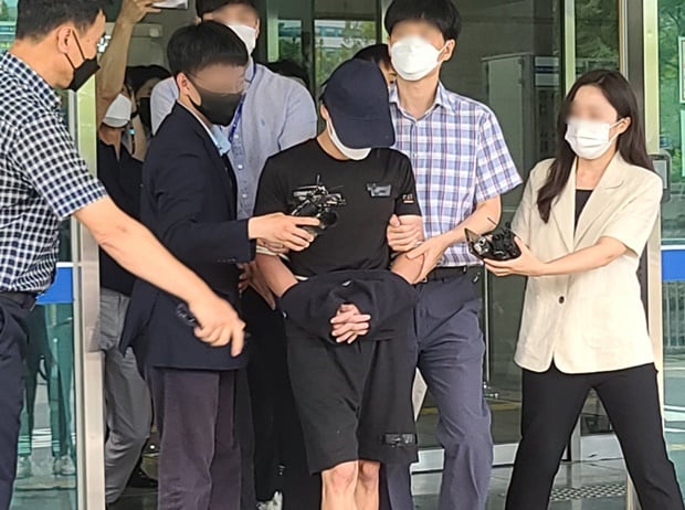검찰이 1일 20개월 된 의붓딸을 학대·성폭행하고 살해한 혐의를 받는 계부에게 사형을 구형했다. 사진은 20개월 된 여아를 학대·살해한 혐의를 받는 친부 A씨가 지난 7월14일 오후 대전지방법원에서 구속 전 피의자 심문(영장실질심사)을 받기 위해 대전 서구 둔산경찰서를 나오는 모습. /사진=뉴스1