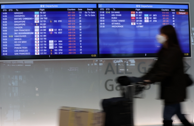 코로나19 새 변이 바이러스 '오미크론'이 유럽을 중심으로 빠르게 퍼지고 있는 30일 오후 인천국제공항 제1터미널 출국장에 항공기 출발 안내문이 보이고 있다./사진=뉴시스