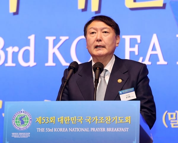 윤석열 국민의힘 대선 후보는 2일 무리한 정부의 대출 규제가 가계부채를 악화시켰다고 주장했다. 사진은 2일 서울 서대문구 스위스그랜드호텔 컨벤션센터에서 열린 제53회 대한민국 국가조찬기도회에 참석한 윤 후보. /사진=뉴스1 