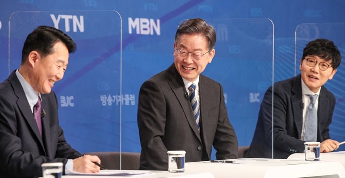 이재명 더불어민주당 대선 후보가 대중문화예술인 병역 특례에 반대하는 입장을 밝혔다. 사진은 2일 서울 양천구 한국방송회관에서 열린 방송기자 클럽 토론회에 참석한 이 후보(가운데). /사진=뉴스1