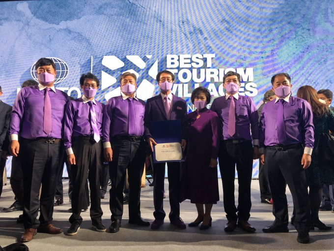 유엔세계관광기구(UNWTO) 총회에서 신안군의 반월·박지도가 '세계 최우수 관광마을'로 선정돼 박우량 신안군수(왼쪽 세번째) 등이수상을 마치고 기념사진을 찍고 있다. 사진 왼쪽에서 4번째 박우량 신안군수/신안군