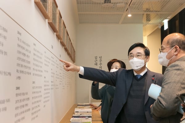 지난 3일 도봉구에 따르면 한국 민주화운동의 상징인 김근태 선생을 기리기 위한 ‘김근태기념도서관’이 4일 개관한다. 사진은 이동진 도봉구청장이 지난달 24일 김근태기념도서관에 대해 설명하는 모습. /사진=뉴스1(도봉구 제공)
