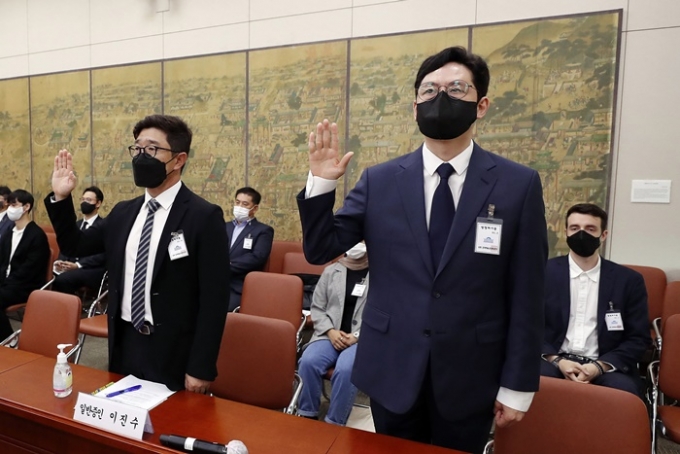 김준구 네이버웹툰 대표(오른쪽)와 이진수 카카오엔터테인먼트 대표가 지난 10월1일 여의도 국회에서 열린 문화체육관광위원회 국정감사에서 증인으로 출석했다. /사진=뉴스1 