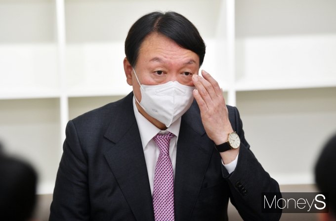 윤석열 후보가 수행원에게 욕을 했다는 글을 올린 이경 더불어민주당 부대변인과 안민석 민주당 선거대책위원회 총괄특보단장을 국민의힘이 고발할 방침이다. 사진은 지난달 17일 윤석열 후보가 최원일 전 천안함 함장과 이성우 천안함 유족회장(고 이상희 하사 부친)과 면담하는 장면. /사진=임한별 기자