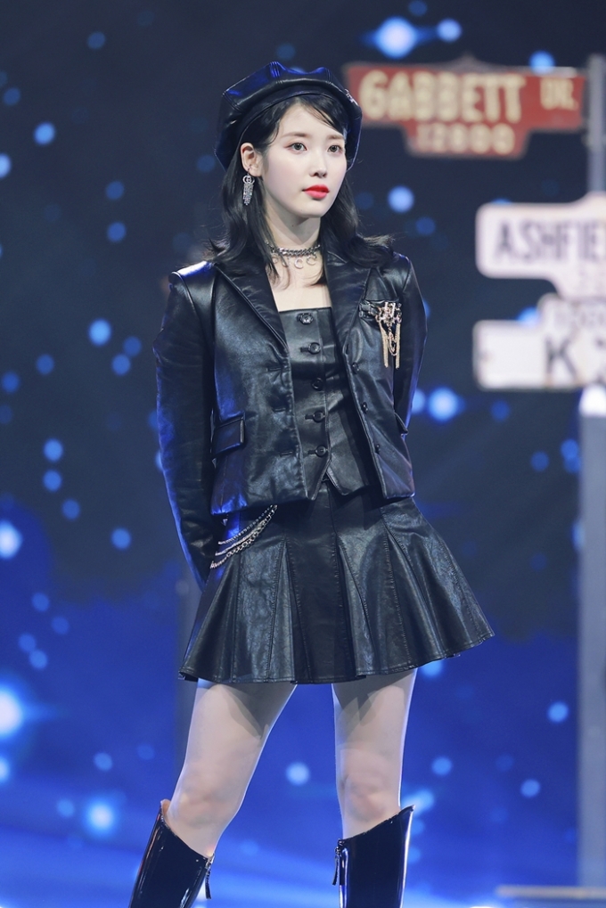 가수 아이유가 4일 MMA 2021에서 올해의 아티스트상을 수상했다. /사진=MMA 제공