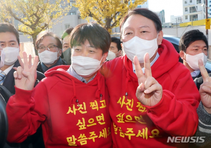 윤석열 후보와 이준석 대표가 화해 후 커플티를 입고 공동유세에 나섰다./사진=뉴시스 