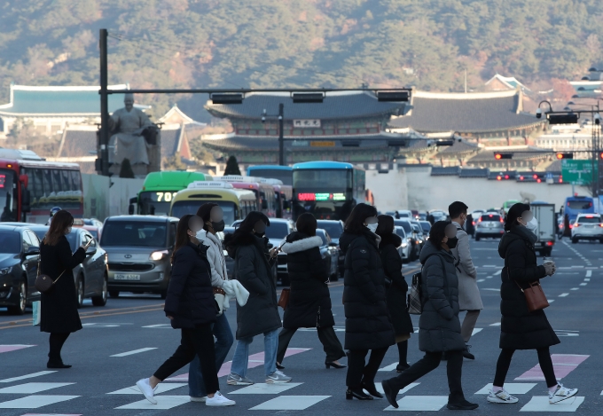 오늘(6일)은 전국이 대체로 맑다가 오후부터 구름이 많이 낄 전망이다. 큰 추위는 없지만 일교차가 큰 만큼 건강에 유의해야 한다. 사진은 서울 광화문 네거리를 지나 출근길에 오른 시민들이 빠르게 걸음을 옮기는 모습./사진=뉴스1