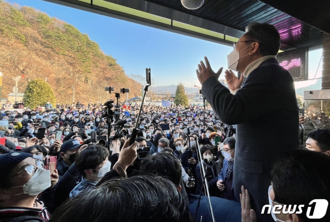 이재명 더불어민주당 대선 후보가 5일 오후 전북 진안군 진안인삼상설시장을 방문해 연설하고 있다. 2021.12.5/뉴스1 © News1 구윤성 기자
