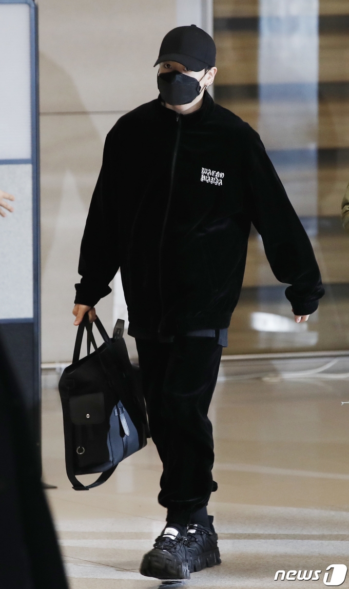 [사진] 방탄소년단 정국, 공항 패션은 '올블랙'