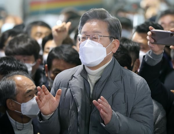 이재명 더불어민주당 대선 후보가 지난 5일 사법시험이 일부 부활해야 한다고 주장했다. 사진은 이재명 후보가 지난 5일 전북 정읍 샘고을시장을 방문해 즉석 연설을 하는 모습. /사진=뉴스1 