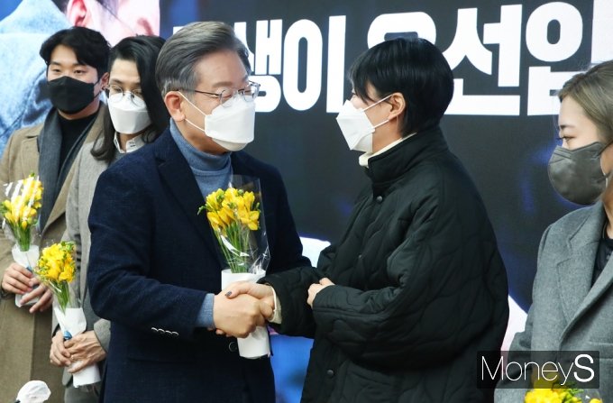 [머니S포토] 소상공인 만난 이재명, 지원 정책 소신 전달