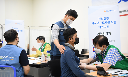 포스코건설이 2021년 지역사회공헌 인정의 날 시상식에서 3년 연속 지역사회공헌 우수기업으로 선정됐으며 보건복지부장관상을 수상했다. 사진은 포스코건설의 현장 외국인근로자 의료 및 법률지원 장면. /사진제공=포스코건설