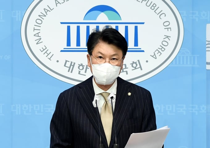 장제원 의원(국민의힘·부산 사상구)이 선친 산소를 방문했다고 알리며 아들 문제로 면목이 없다는 글을 올렸다. 사진은 지난 8월10일 서울 여의도 국회에서 윤석열 국민캠프 정책자문단 1차 명단을 발표하는 장 의원. /사진=뉴스1
