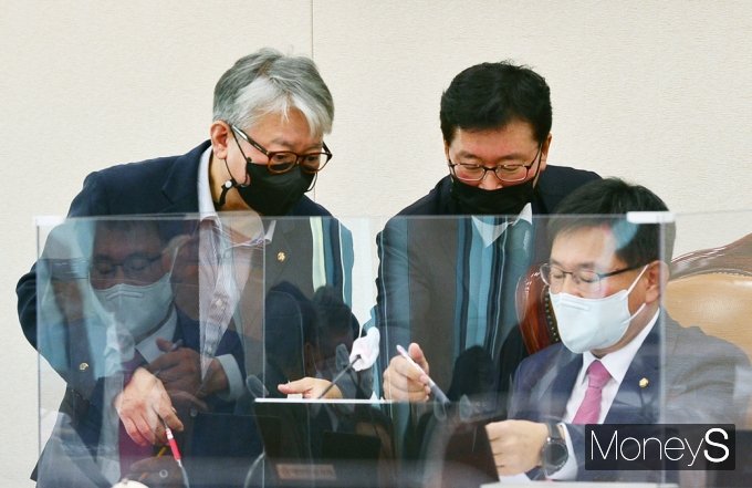 [머니S포토] 국회 국토위, 대화 나누는 이헌승-조응천