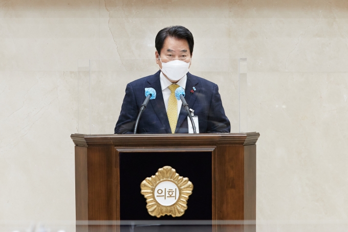 백군기 용인시장은 6일 새해 예산안을 제출하는 제259회 용인시의회 제2차 정례회에서 시정연설을 통해 “동서남북 균형발전도시, 대한민국 경제중심도시이자 탄소중립 시대를 맞아 친환경 생태도시에 무게를 두고 시정 역량을 집중하겠다”고 밝혔다. / 사진제공=용인시