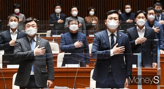 [머니S포토] 與 정책조정회의…국민의례하는 송영길·윤호중 지도부