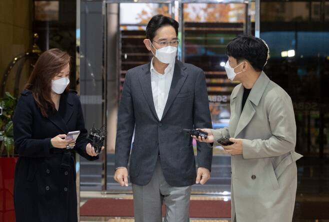 이재용 삼성전자 부회장(가운데)이 지난 14일 서울 김포비즈니스 항공센터에서 북미 출국에 앞서 취재진의 질문에 답변하고 있다. /사진=뉴스1