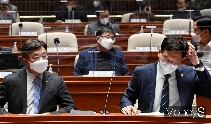 [머니S포토] 자료 검토중인 송영길 與 대표